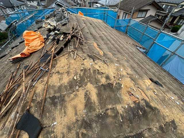 撤去材をまとめた屋根